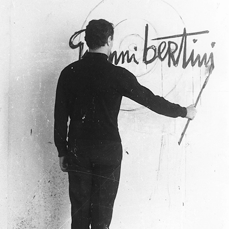 Scène d’atelier - l’artiste Gianni Bertini, signature gestuelle sur un mur — son univers et de son langage visuel.