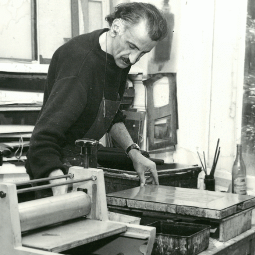 Portrait en noir et blanc de l'artiste dans son atelier