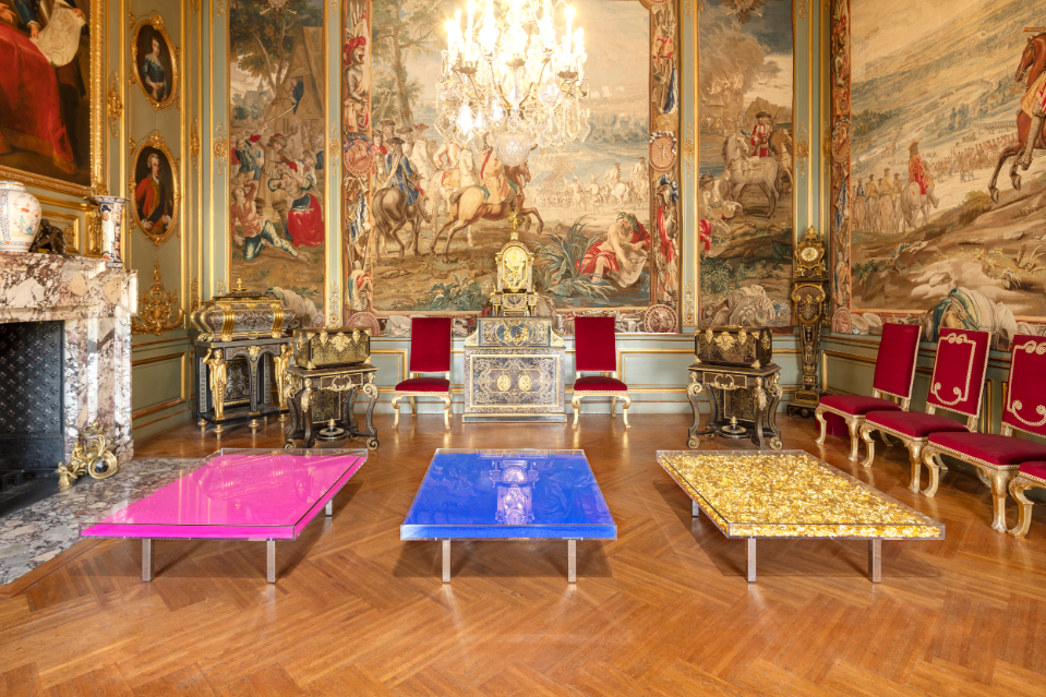 Les trois tables d’Yves Klein (Monopink™, IKB®, Monogold™) exposées à Blenheim Palace en 2018, au cœur d’un salon historique, photo : Tom Lindboe.