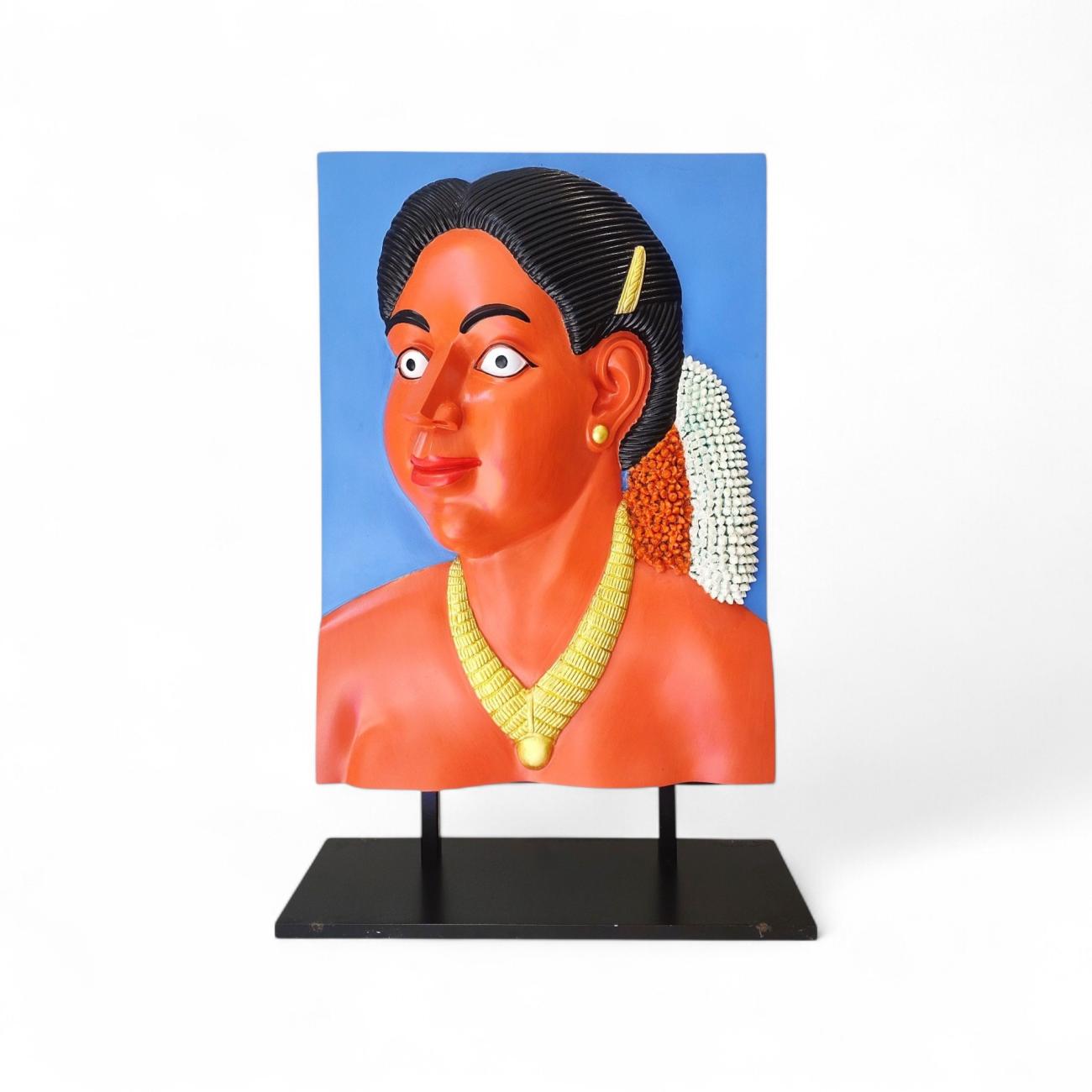 Bas-relief en bronze peint de Ravinder Reddy représentant un visage stylisé féminin, monté sur un socle rectangulaire.