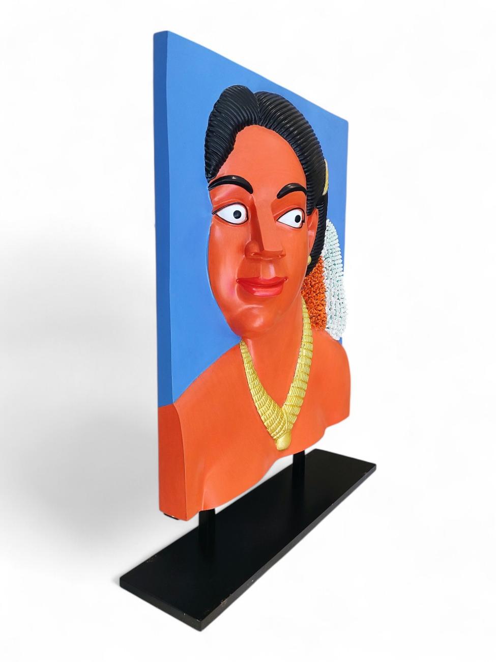 Bas-relief en bronze peint de Ravinder Reddy représentant un visage stylisé féminin, monté sur un socle rectangulaire. 04