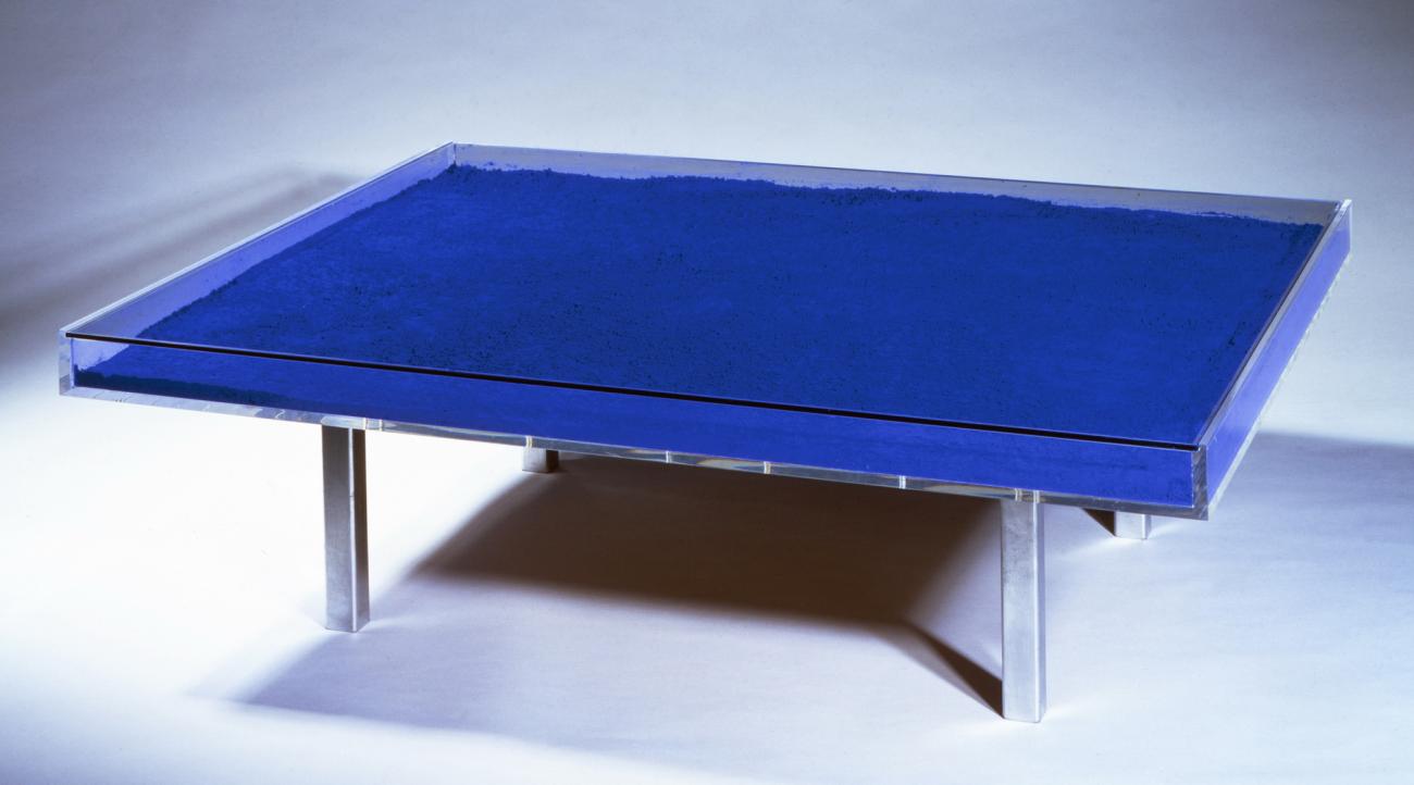 Table basse IKB® conçue par Yves Klein, édition supervisée par Rotraut Klein-Moquay, pigment bleu pur IKB®, plexiglas transparent et plateau en verre 02