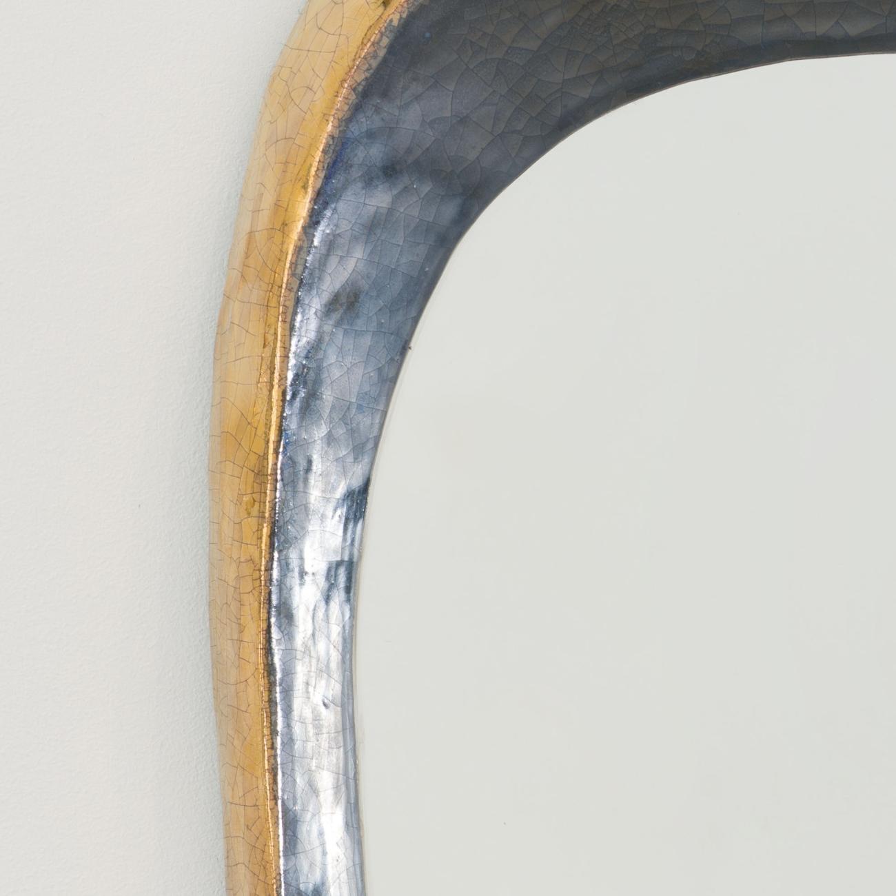 Grand miroir mural de forme libre par Mithé Espelt, vers 1948. Céramique estampée rehaussée de platine au four, contours irréguliers aux reflets dorés et argentés, detail.