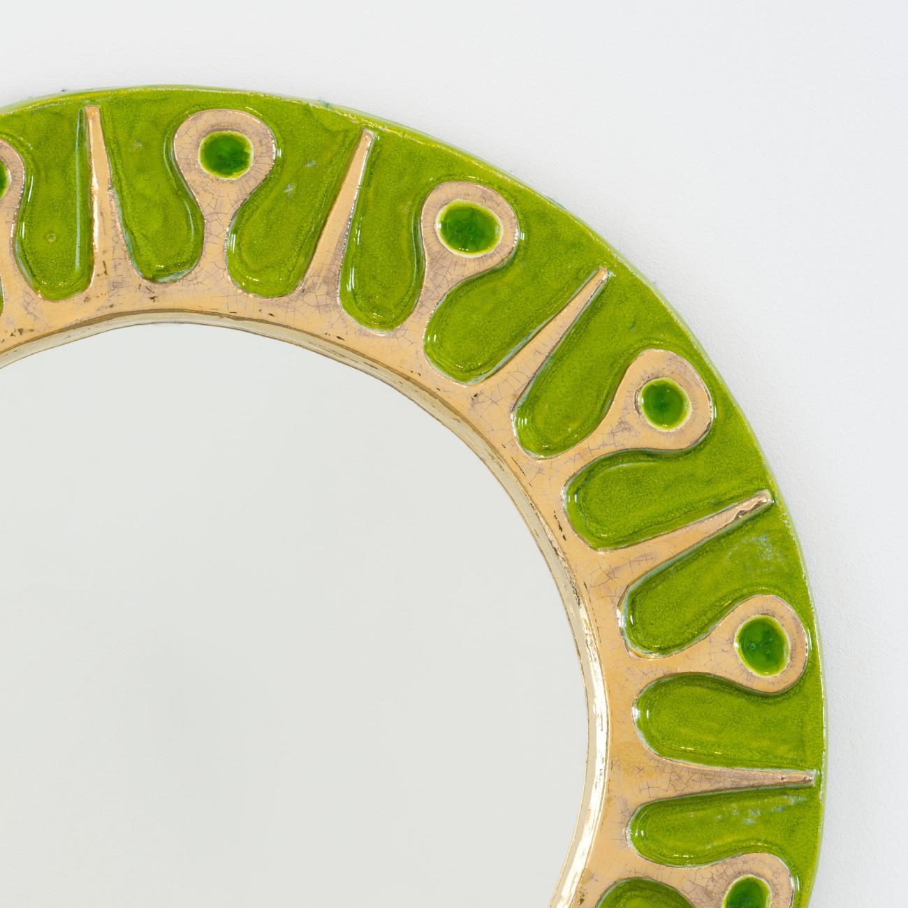 Grand miroir mural rond signé Mithé Espelt, modèle « Soleil », détail.
