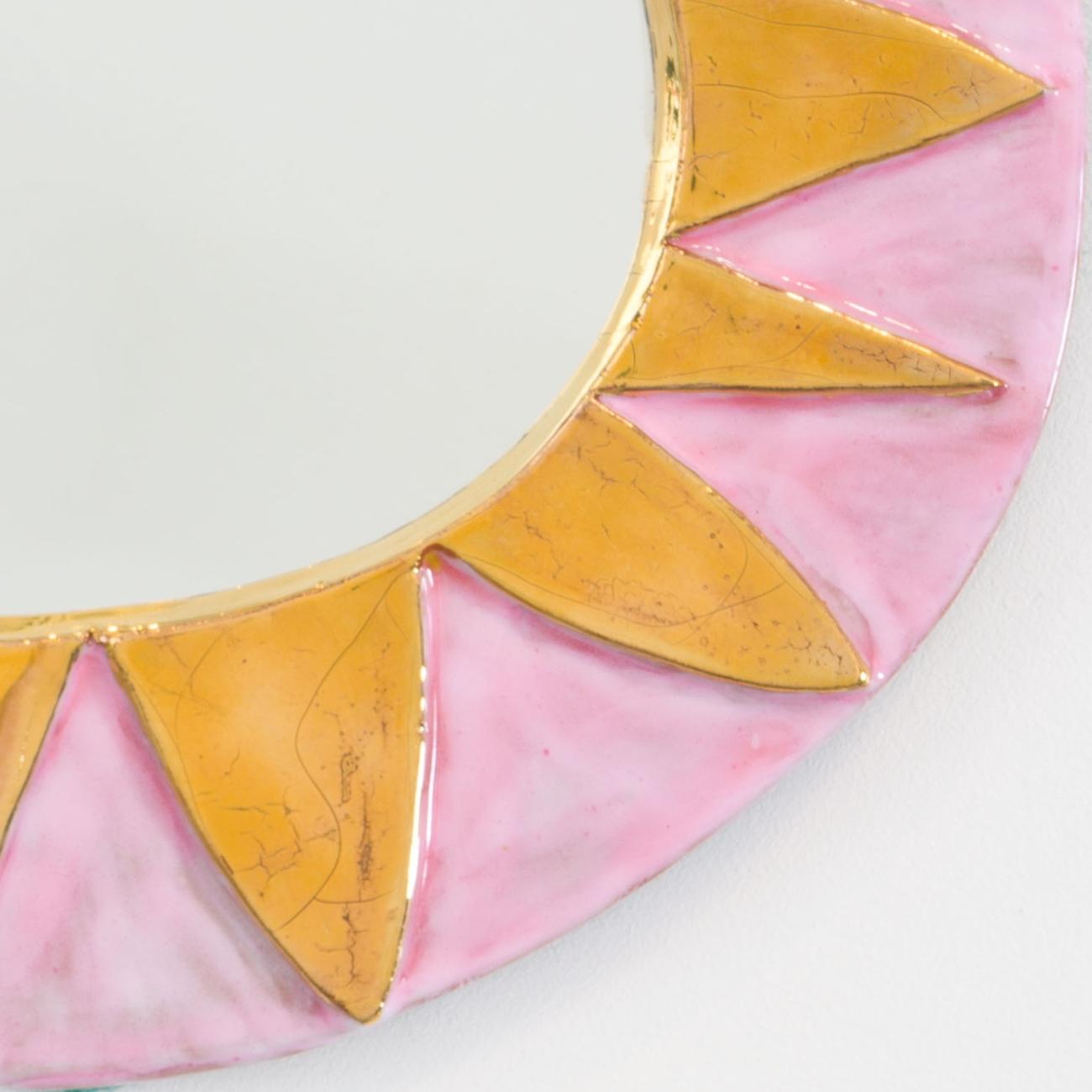Miroir mural ovale en céramique émaillée rose et or, de Mithé Espelt. Motif rayonnant évoquant un soleil stylisé, intitulé Mexico, incarnant l’esthétique solaire et onirique de l’artiste 02