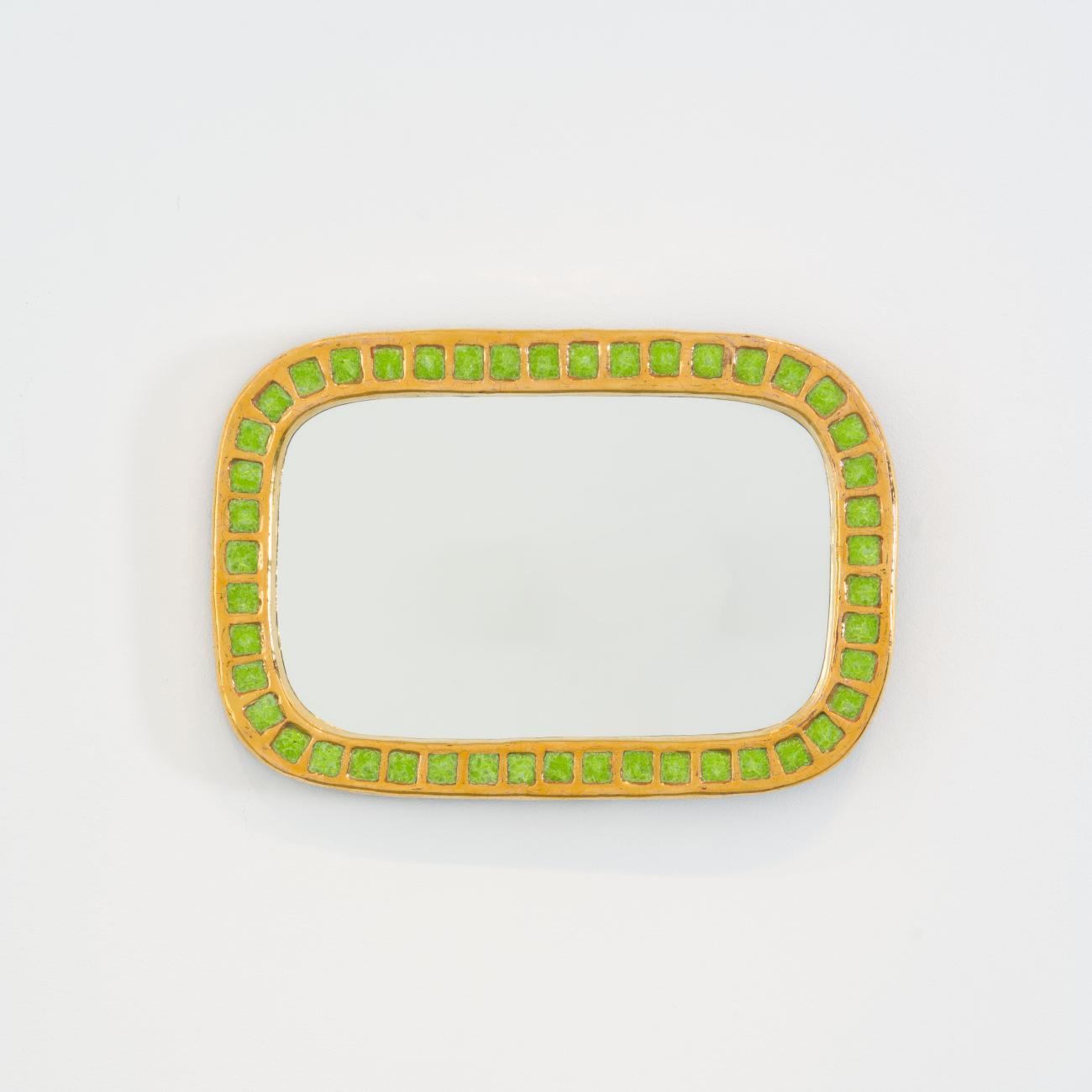Miroir oblong de Mithé Espelt en terre estampée dorée au four et pâte de verre verte, modèle créé vers 1952, épreuve d’époque non éditée par l’atelier