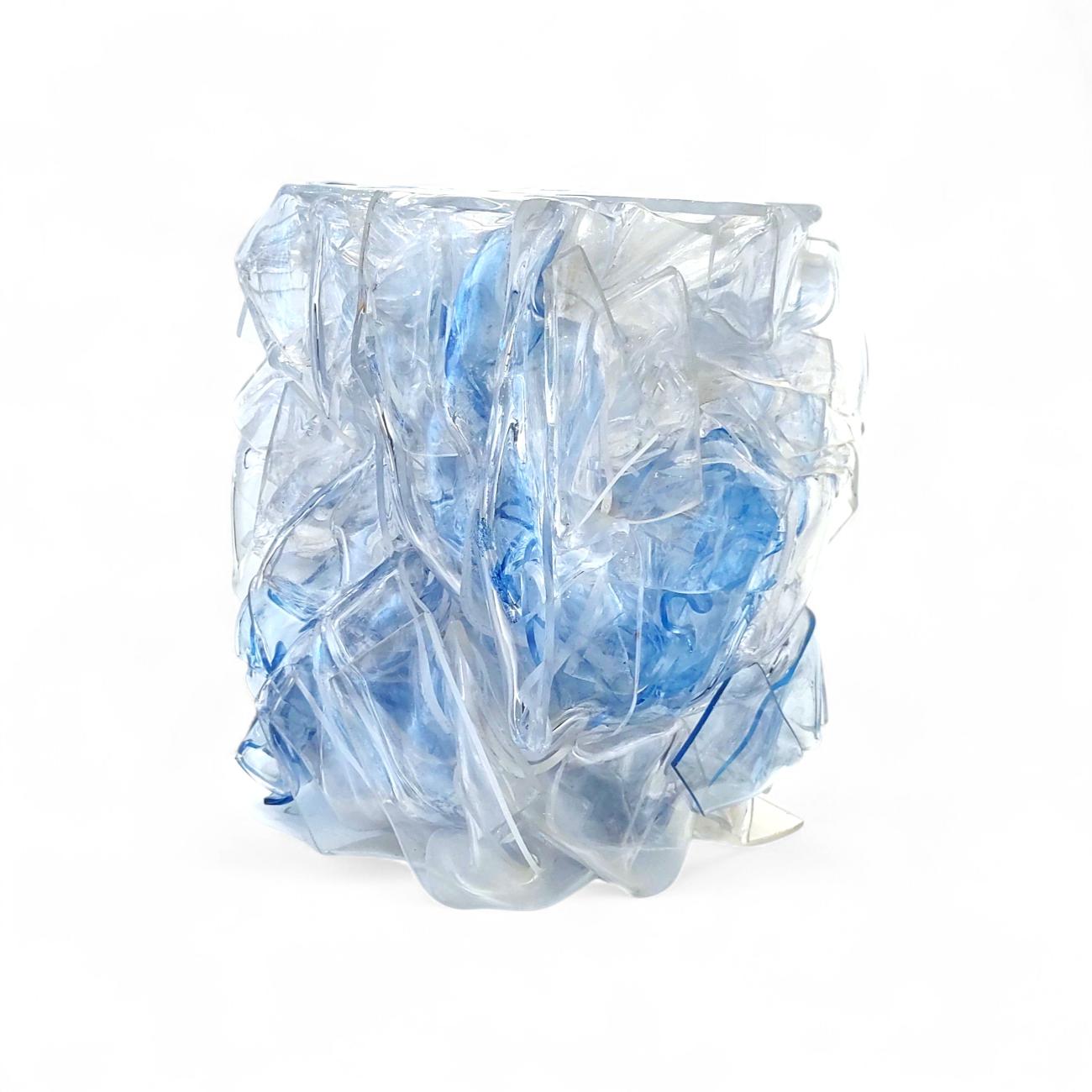 Compression de César Baldaccini composée de feuilles de plexiglas bleues et translucides 034