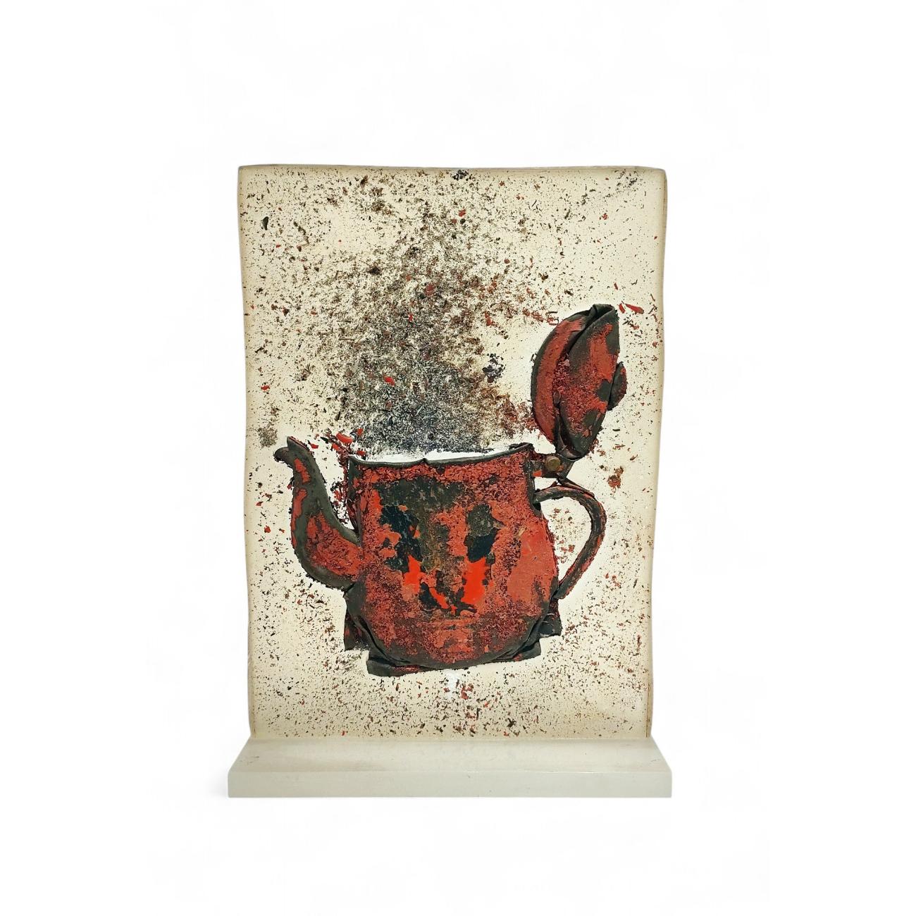 César Compression de théière en métal, incluse dans de la résine 01