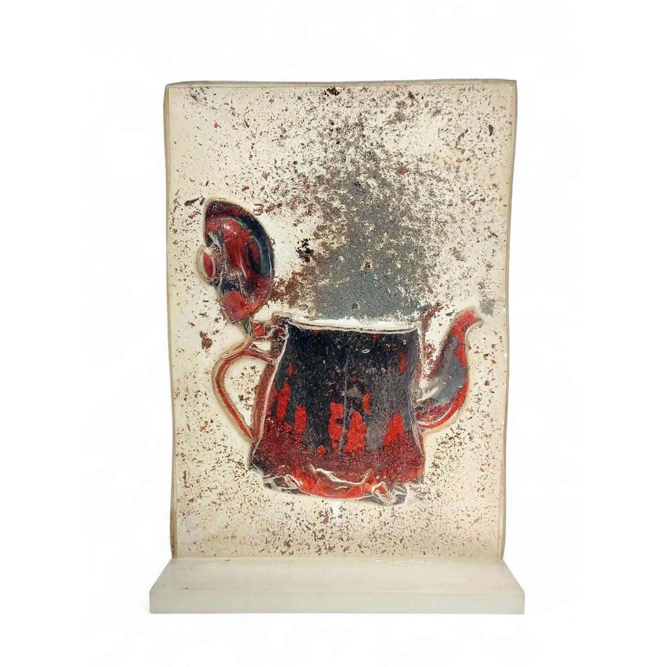 César Compression de théière en métal, incluse dans de la résine 02