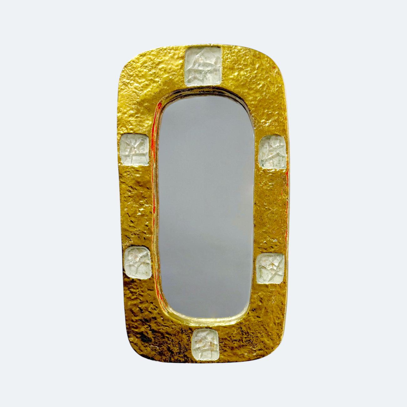 Céramique émaillée rehaussée d’or au four, avec inclusion de cabochons en pâte de verre.