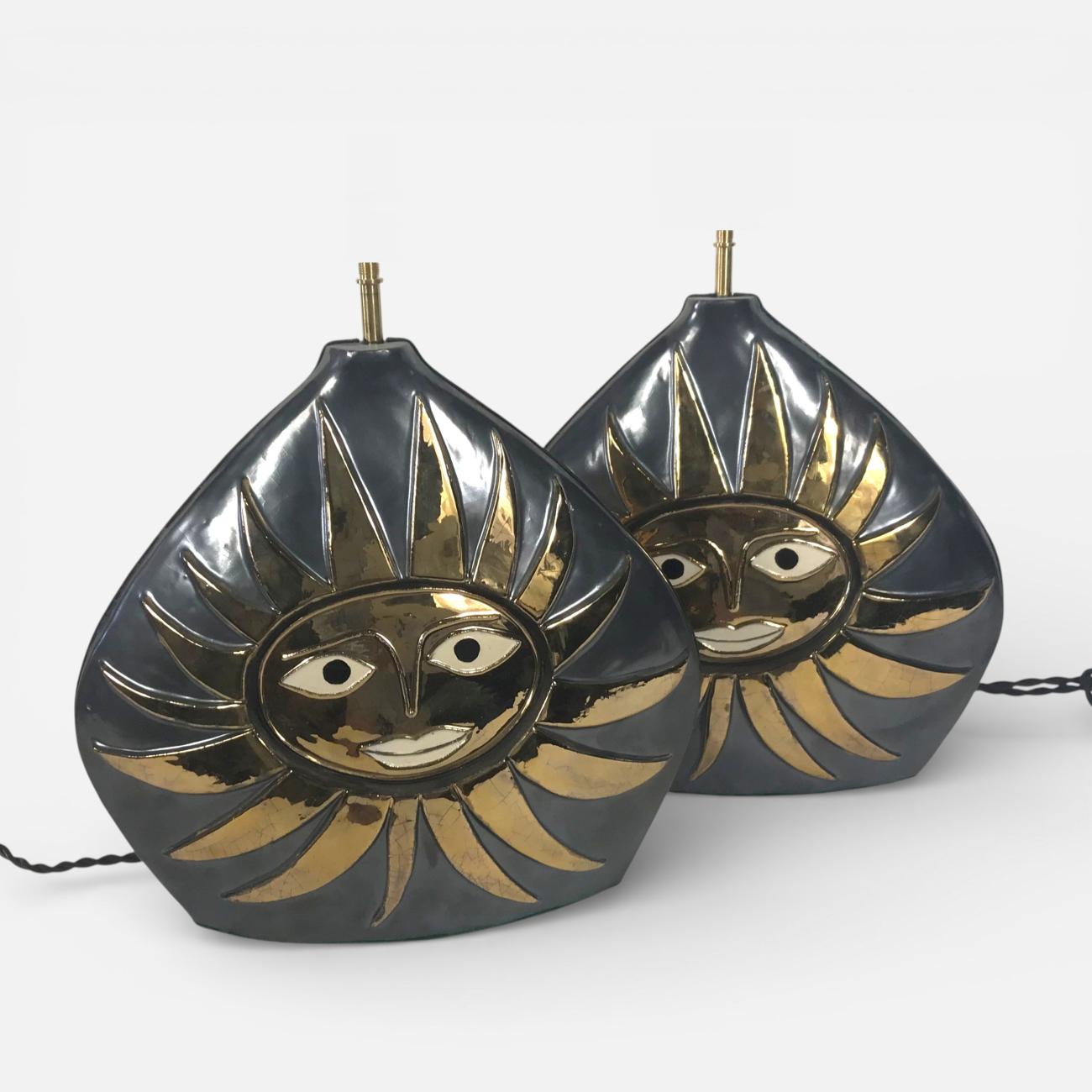 Paire de lampes Soleil des années 1960 par Mithé Espelt, en céramique émaillée noir profond rehaussée d’or, modèle rare édité avant le lancement des éditions, présentée par la Galerie Omagh à Paris.