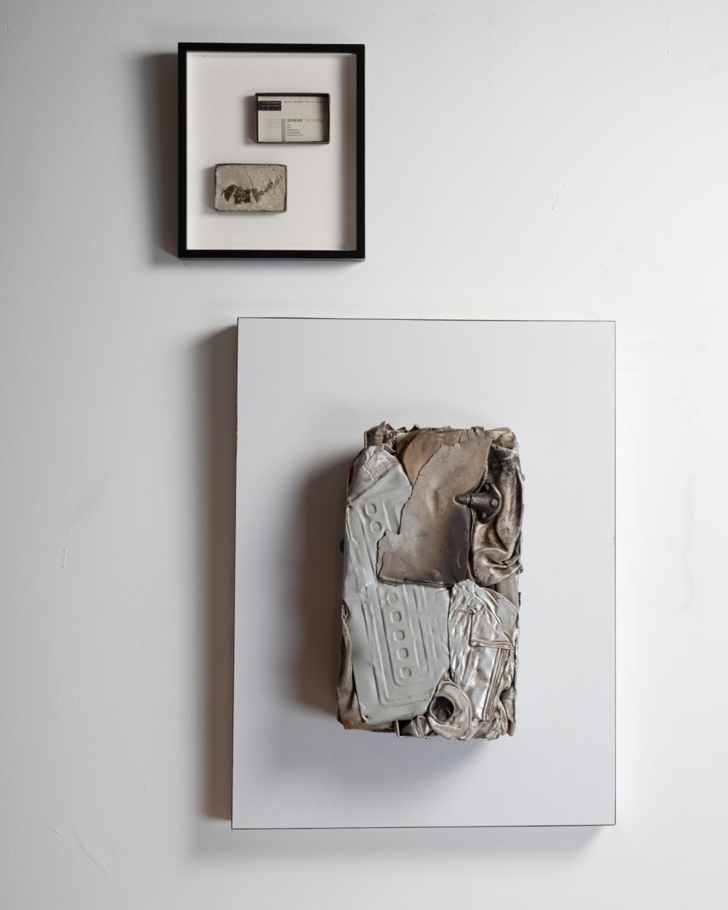 Œuvre « Bétons » d’Arman, assemblage de fragments d’objets coulés dans le béton avec une Compression de César