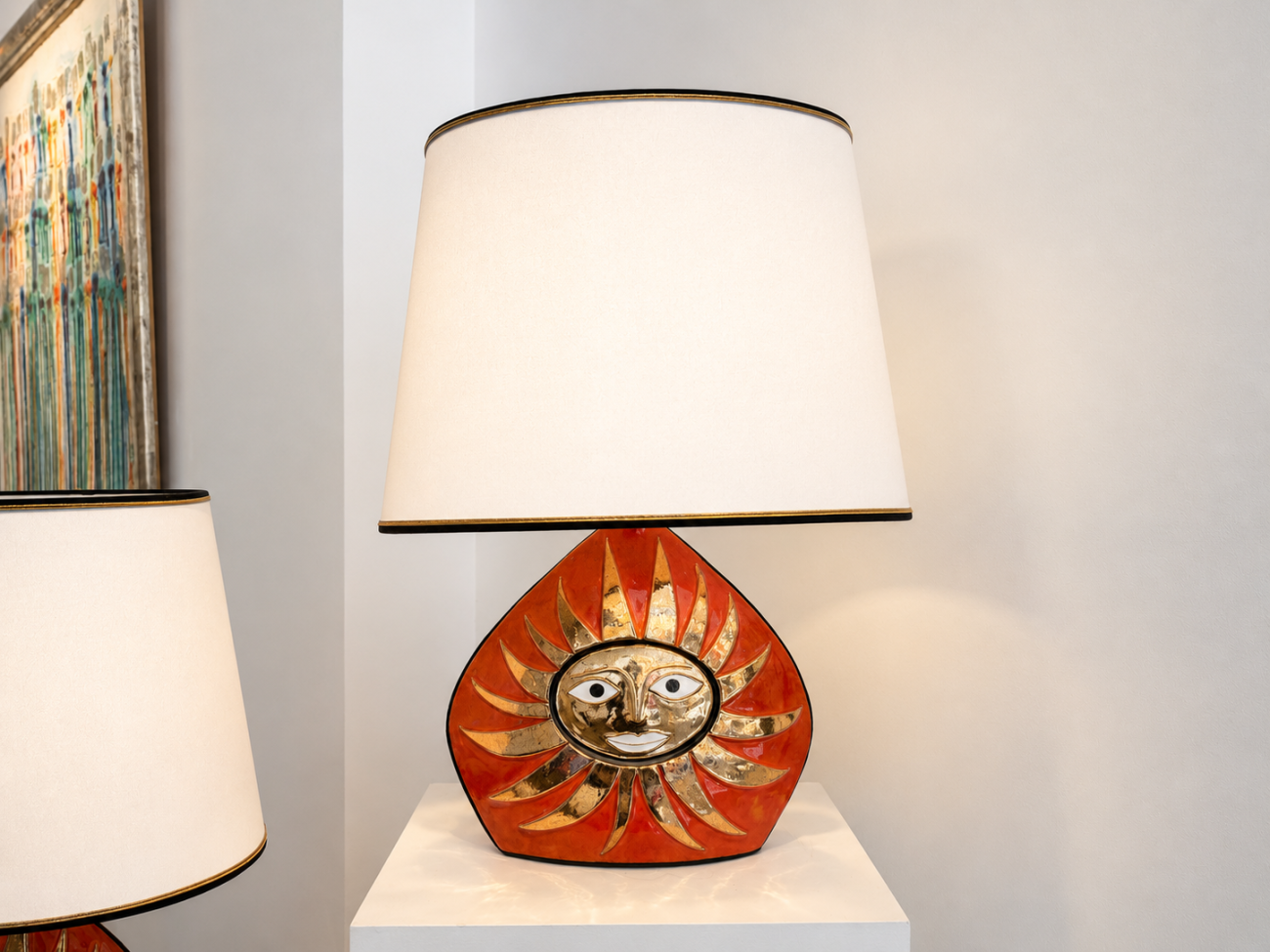Paire de lampes Soleil des années 1960 par Mithé Espelt, en céramique émaillée couleur dites « Physalis » rehaussée d’or, modèle rare édité avant le lancement des éditions, présentée par la Galerie Omagh à Paris. 03