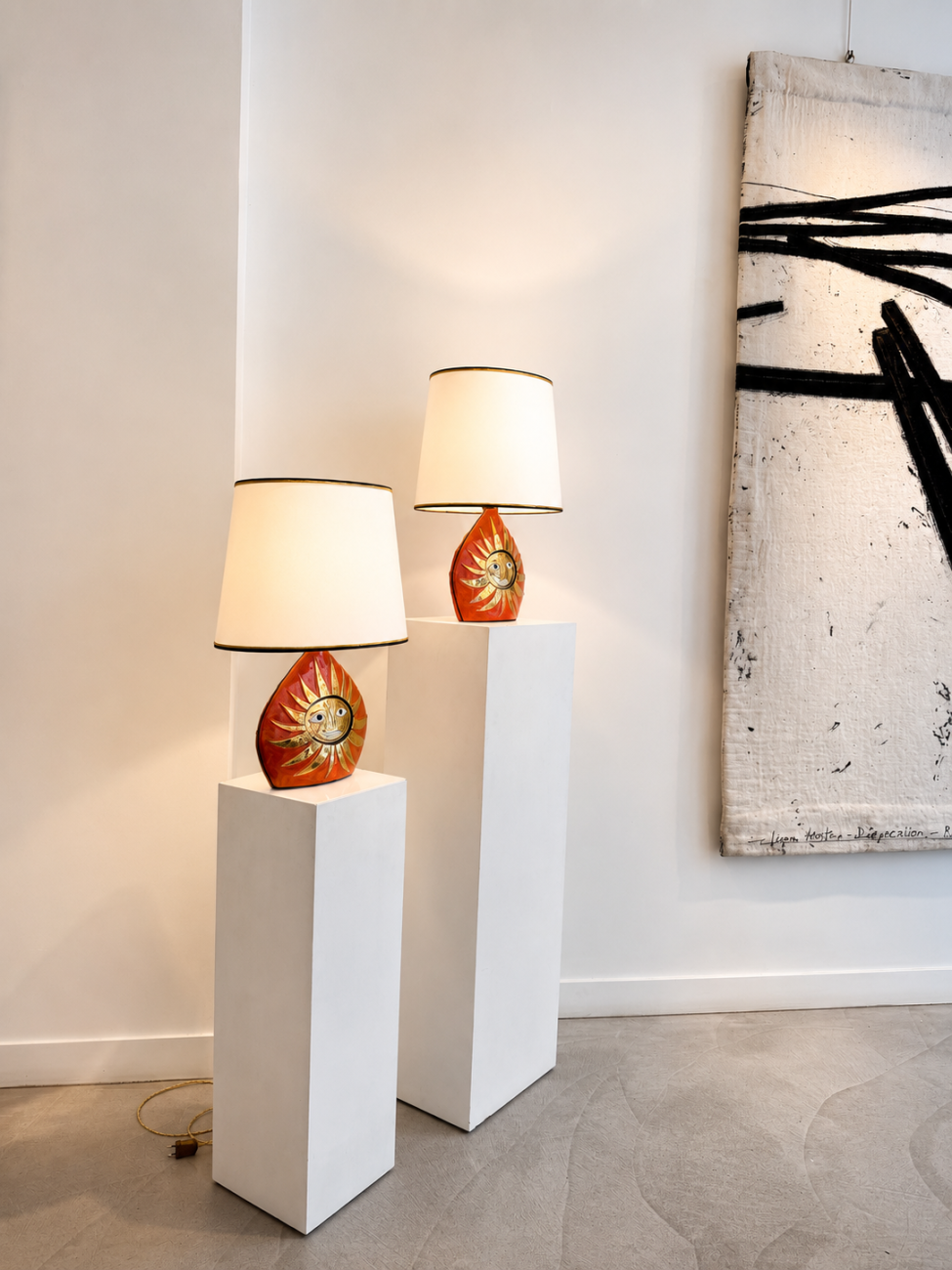 Paire de lampes Soleil des années 1960 par Mithé Espelt, en céramique émaillée couleur dites « Physalis » rehaussée d’or, modèle rare édité avant le lancement des éditions, présentée par la Galerie Omagh à Paris. 09