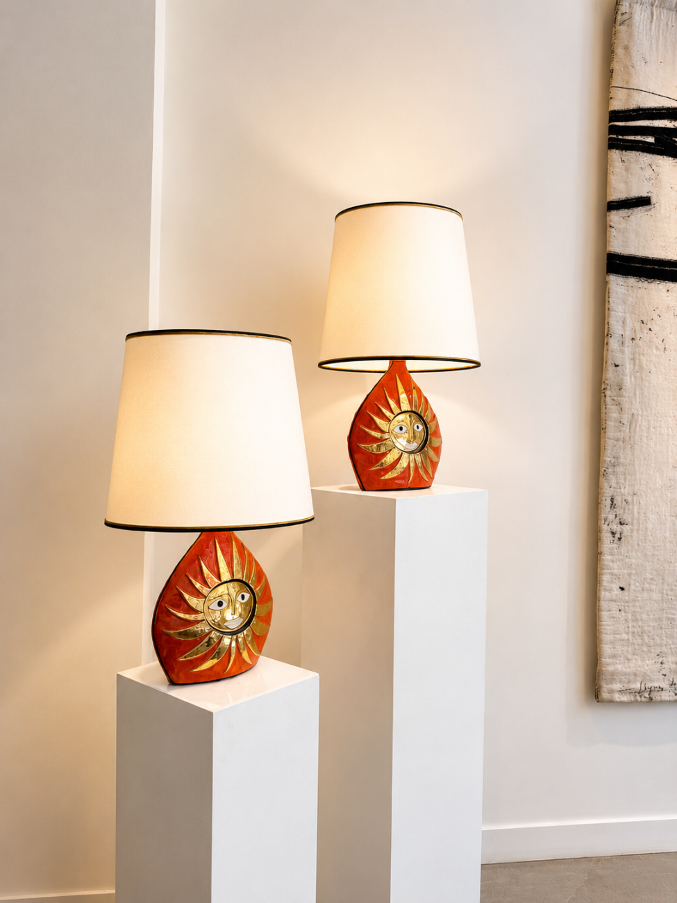 Paire de lampes Soleil des années 1960 par Mithé Espelt, en céramique émaillée couleur dites « Physalis » rehaussée d’or, modèle rare édité avant le lancement des éditions, présentée par la Galerie Omagh à Paris. 11