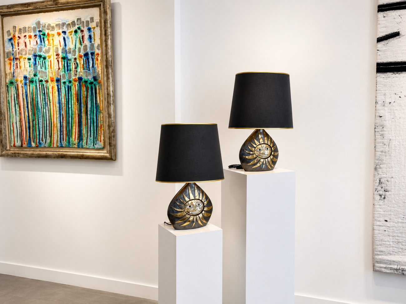 Paire de lampes Soleil des années 1960 par Mithé Espelt, en céramique émaillée noir profond rehaussée d’or, modèle rare édité avant le lancement des éditions, présentée par la Galerie Omagh à Paris. 03