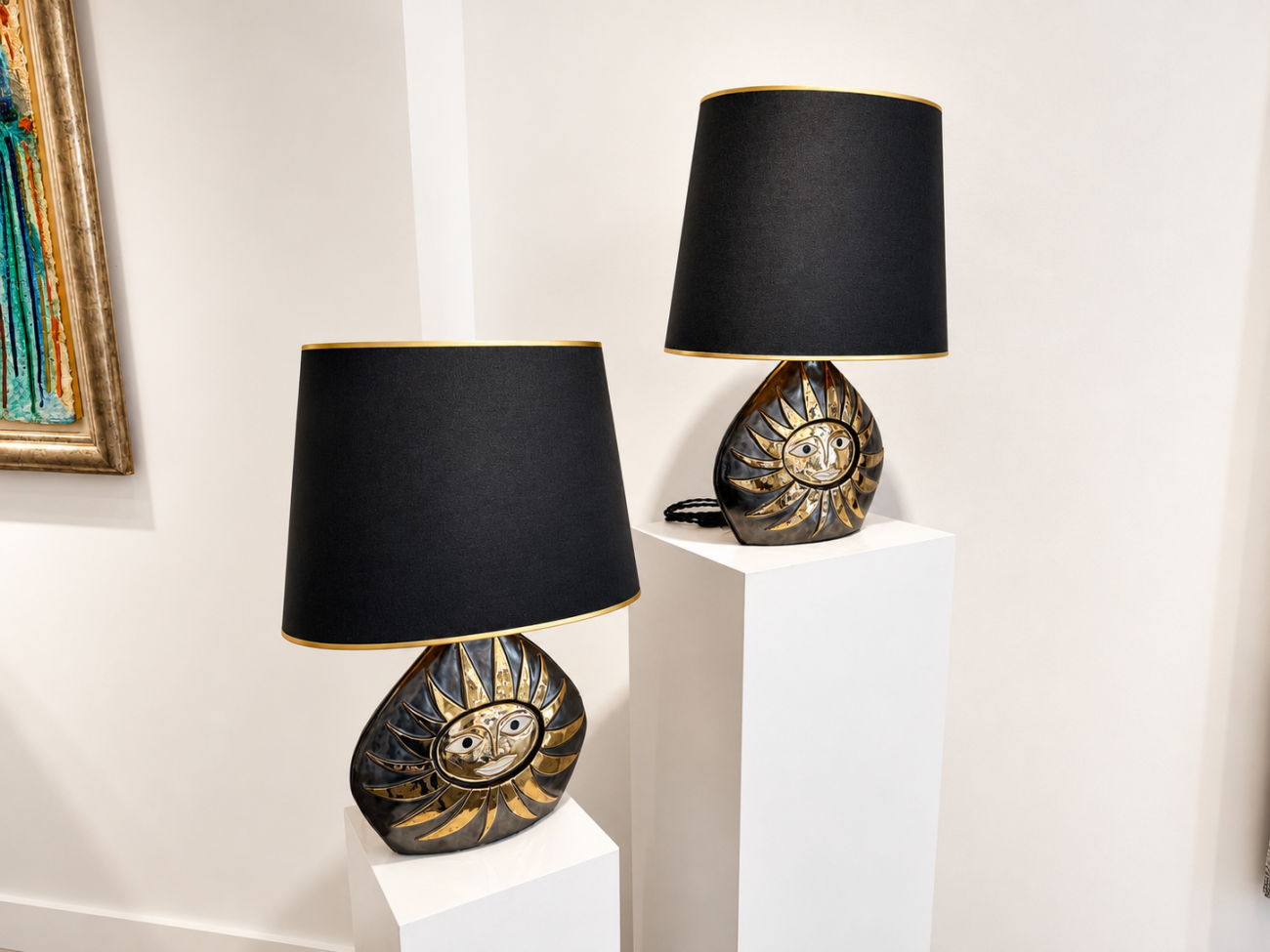 Paire de lampes Soleil des années 1960 par Mithé Espelt, en céramique émaillée noir profond rehaussée d’or, modèle rare édité avant le lancement des éditions, présentée par la Galerie Omagh à Paris. 04
