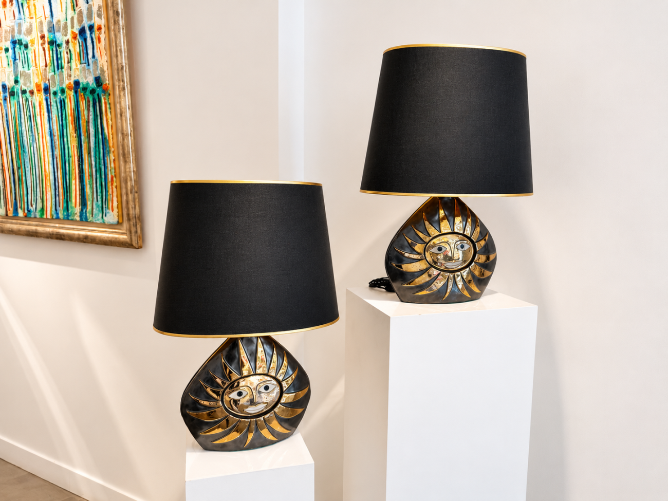 Paire de lampes Soleil des années 1960 par Mithé Espelt, en céramique émaillée noir profond rehaussée d’or, modèle rare édité avant le lancement des éditions, présentée par la Galerie Omagh à Paris. 05