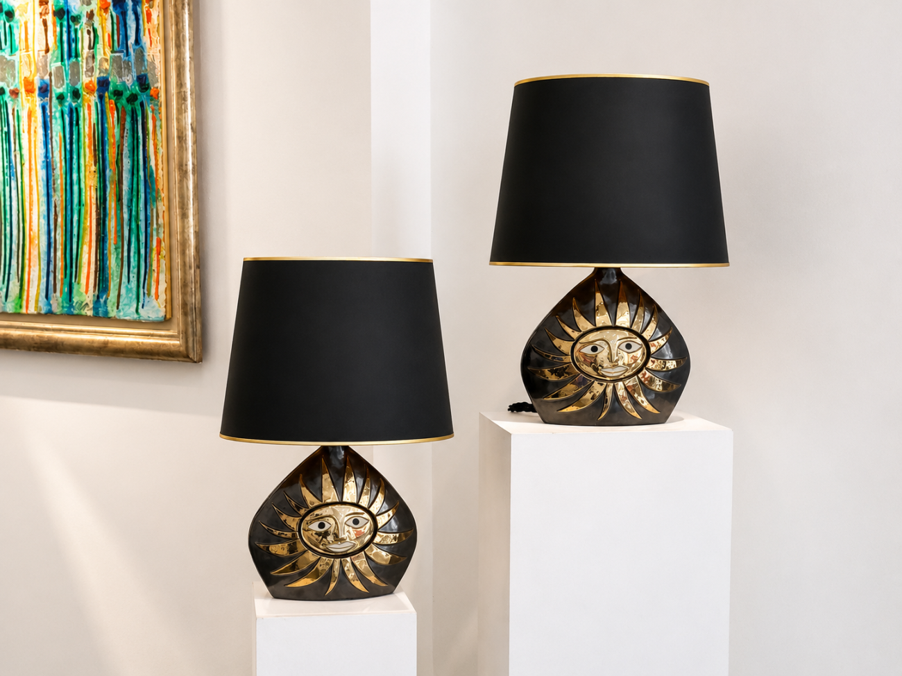 Paire de lampes Soleil des années 1960 par Mithé Espelt, en céramique émaillée noir profond rehaussée d’or, modèle rare édité avant le lancement des éditions, présentée par la Galerie Omagh à Paris. 06