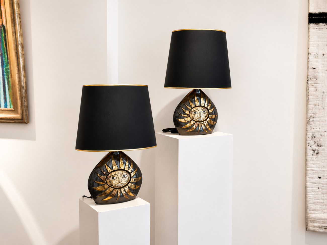Paire de lampes Soleil des années 1960 par Mithé Espelt, en céramique émaillée noir profond rehaussée d’or, modèle rare édité avant le lancement des éditions, présentée par la Galerie Omagh à Paris. 06
