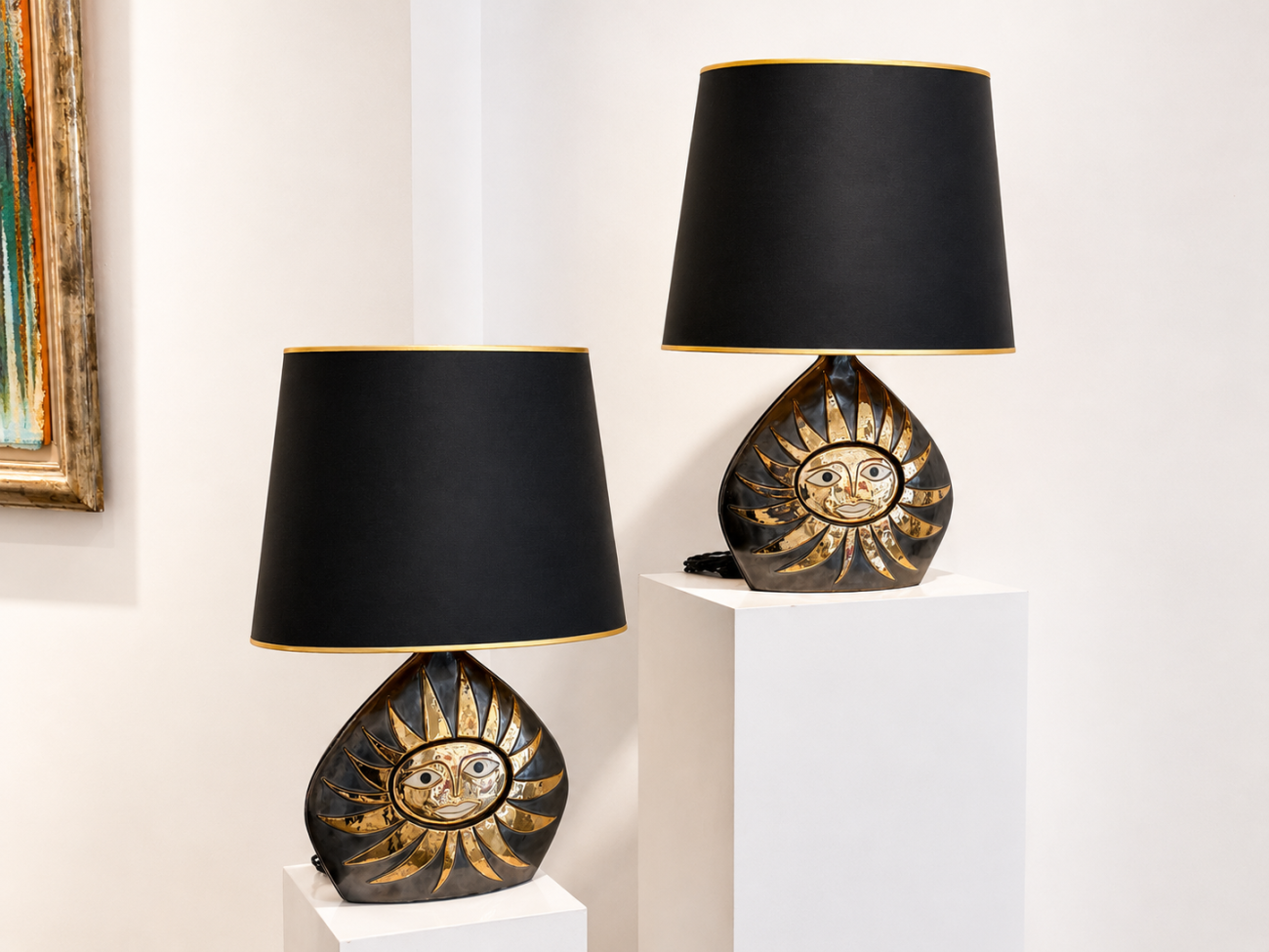 Paire de lampes Soleil des années 1960 par Mithé Espelt, en céramique émaillée noir profond rehaussée d’or, modèle rare édité avant le lancement des éditions, présentée par la Galerie Omagh à Paris. 07