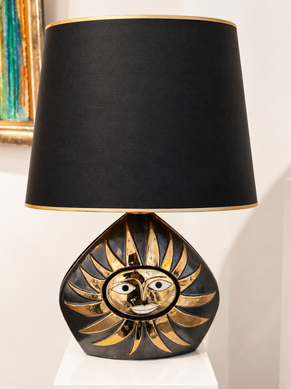 Paire de lampes Soleil des années 1960 par Mithé Espelt, en céramique émaillée noir profond rehaussée d’or, modèle rare édité avant le lancement des éditions, présentée par la Galerie Omagh à Paris. 08