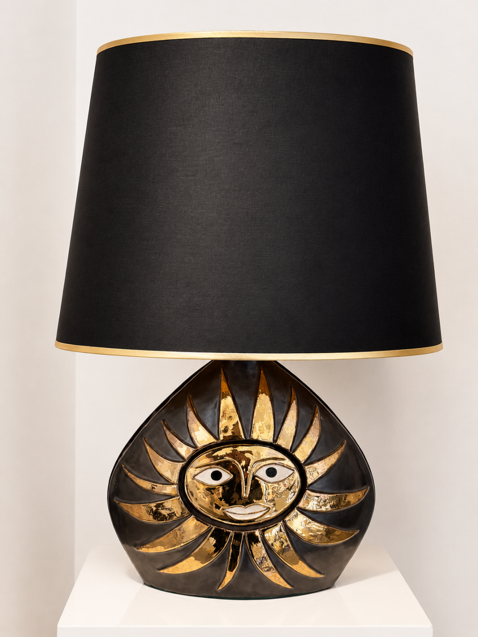 Paire de lampes Soleil des années 1960 par Mithé Espelt, en céramique émaillée noir profond rehaussée d’or, modèle rare édité avant le lancement des éditions, présentée par la Galerie Omagh à Paris. 09