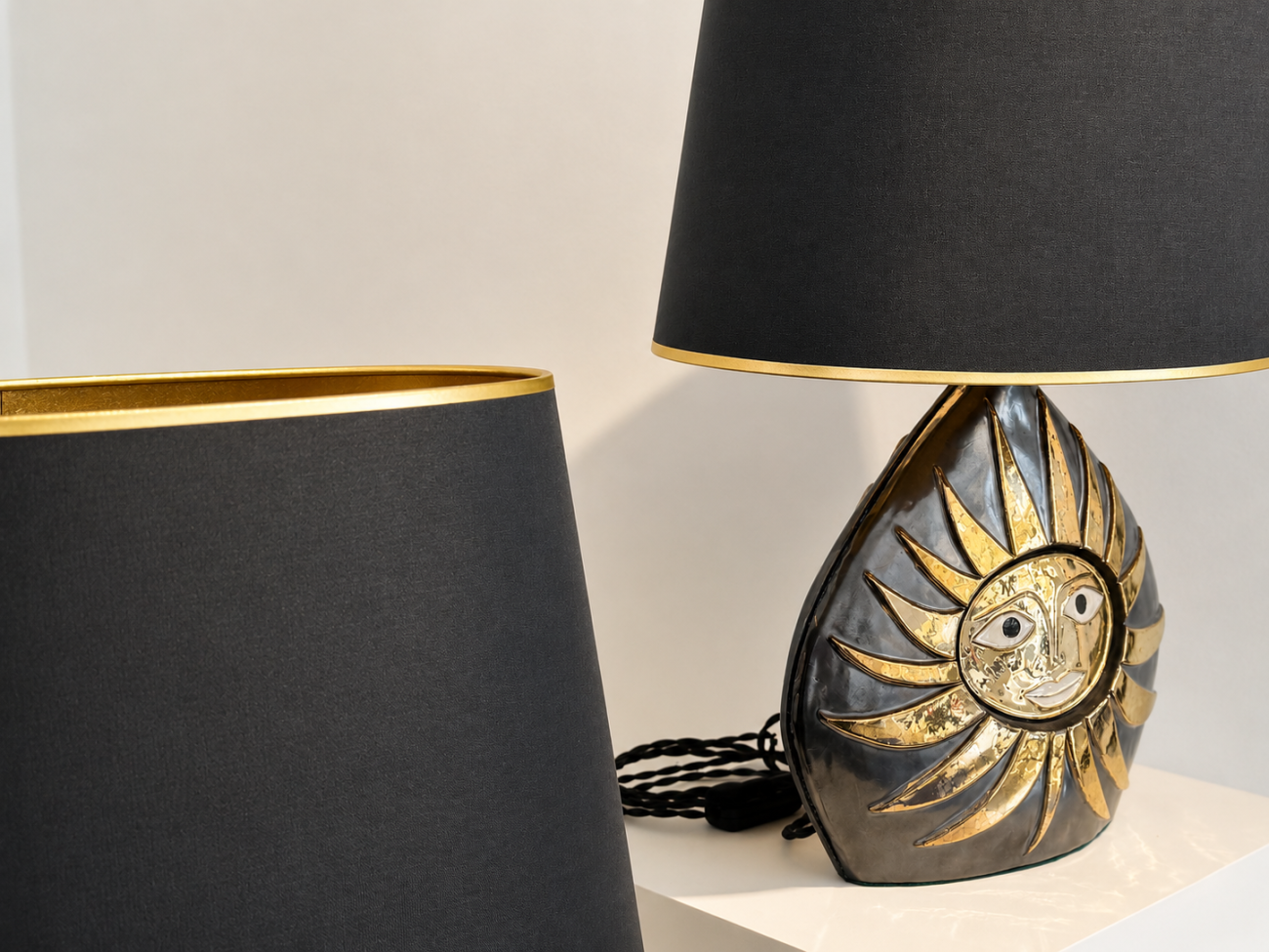 Paire de lampes Soleil des années 1960 par Mithé Espelt, en céramique émaillée noir profond rehaussée d’or, modèle rare édité avant le lancement des éditions, présentée par la Galerie Omagh à Paris. 10