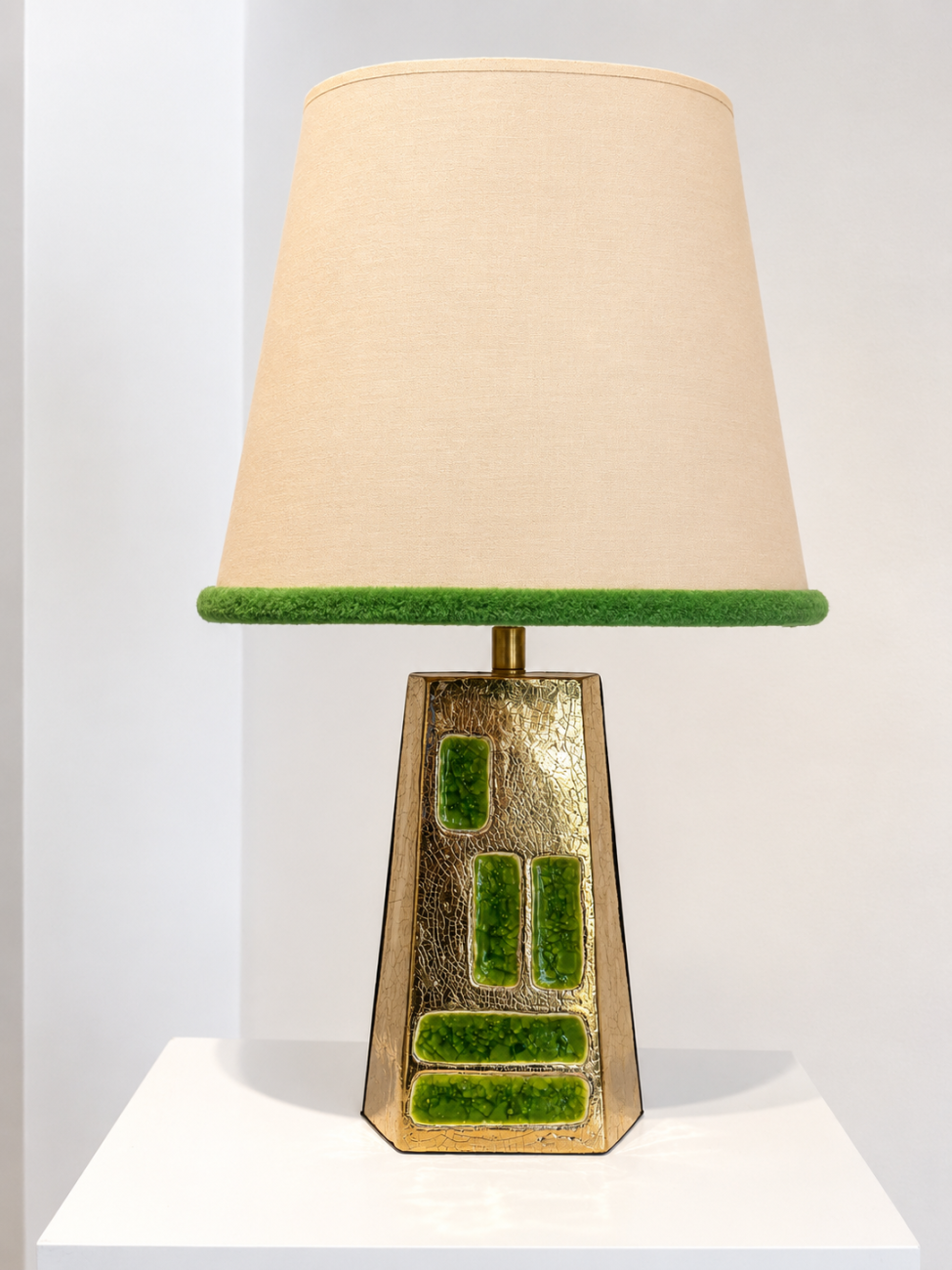 Paire de lampes Pyramide de Mithé Espelt en céramique émaillée, décor or et émaux verts, France, abat-jour en lin ivoire à passepoil vert. 06