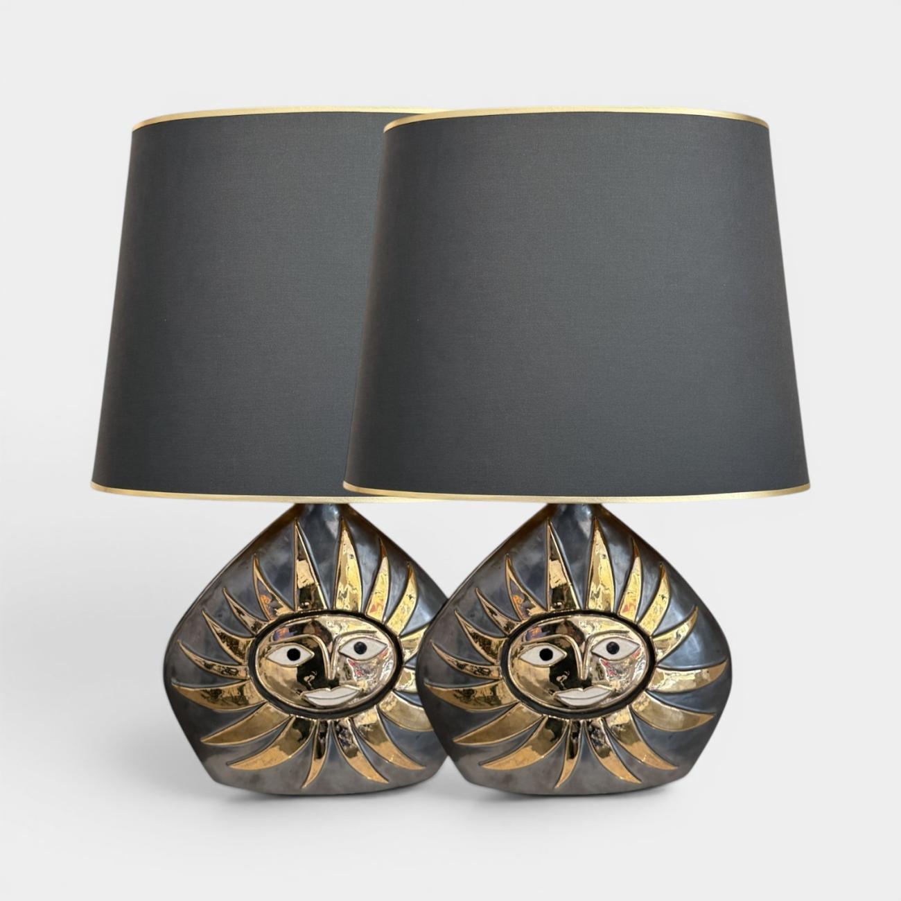 Paire de lampes Soleil des années 1960 par Mithé Espelt, en céramique émaillée noir profond rehaussée d’or, modèle rare édité avant le lancement des éditions, présentée par la Galerie Omagh à Paris. 01