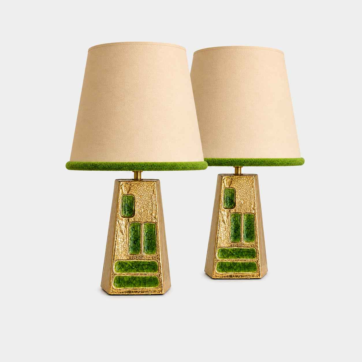 Paire de lampes Pyramide de Mithé Espelt en céramique émaillée, décor or et émaux verts, France, abat-jour en lin ivoire à passepoil vert. 01