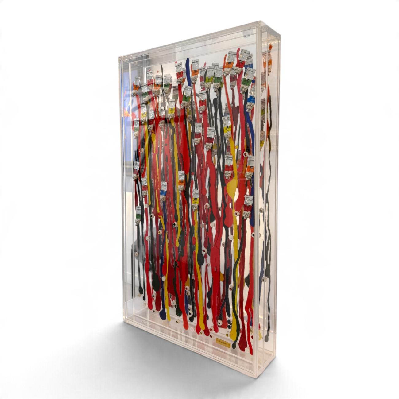 Arman, Aqua Frago - Sculpture composée de tubes de peinture écrasés et de coulures multicolores, disposés verticalement dans une vitrine transparente en Plexiglas. 03