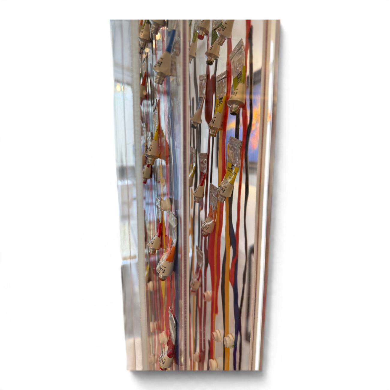 Arman, Aqua Frago - Sculpture composée de tubes de peinture écrasés et de coulures multicolores, disposés verticalement dans une vitrine transparente en Plexiglas. detail 02