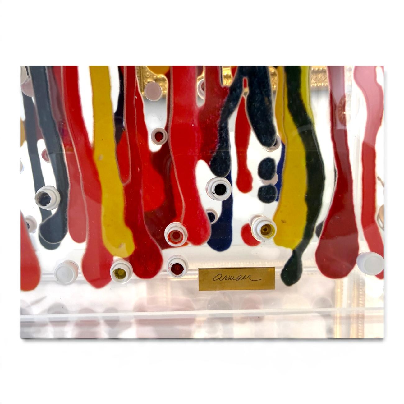 Arman, Aqua Frago - Sculpture composée de tubes de peinture écrasés et de coulures multicolores, disposés verticalement dans une vitrine transparente en Plexiglas. detail signature01