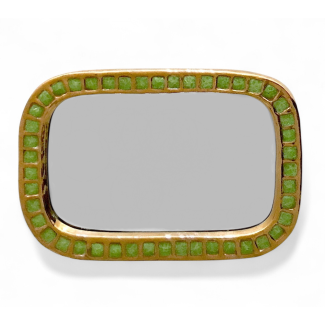 Miroir oblong de Mithé Espelt en terre estampée dorée au four et pâte de verre verte, modèle créé vers 1952, épreuve d’époque non éditée par l’atelier
