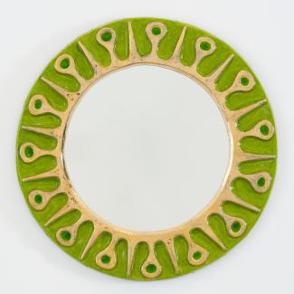 Grand miroir mural rond signé Mithé Espelt, modèle « Soleil », céramique émaillée vert vif et or au four.