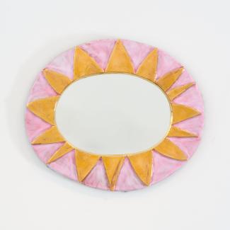 Miroir mural ovale en céramique émaillée rose et or, de Mithé Espelt. Motif rayonnant évoquant un soleil stylisé, intitulé Mexico, incarnant l’esthétique solaire et onirique de l’artiste.