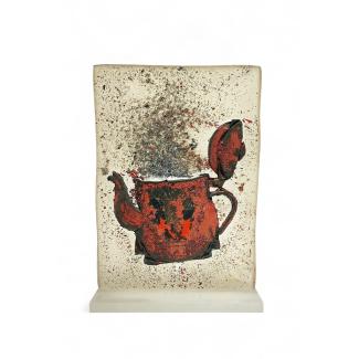 César Compression de théière en métal, incluse dans de la résine 01