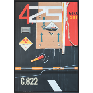 Œuvre de Peter Klasen avec signalétique industrielle et pictogramme radioactif.