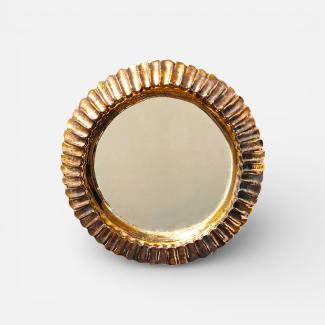 Miroir rond en céramique dorée de Mithé Espelt, cadre cannelé rehaussé d’or au four, modèle des années 1960 présenté par la Galerie Omagh à Paris.