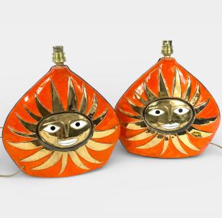 Paire de lampes Soleil des années 1960 par Mithé Espelt, en céramique émaillée couleur dites « Physalis » rehaussée d’or, modèle rare édité avant le lancement des éditions, présentée par la Galerie Omagh à Paris.