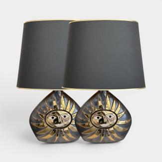 Paire de lampes Soleil des années 1960 par Mithé Espelt, en céramique émaillée noir profond rehaussée d’or, modèle rare édité avant le lancement des éditions, présentée par la Galerie Omagh à Paris. 01