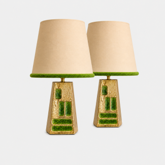 Paire de lampes Pyramide de Mithé Espelt en céramique émaillée, décor or et émaux verts, France, abat-jour en lin ivoire à passepoil vert. 01