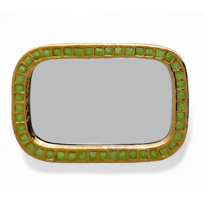 Miroir oblong de Mithé Espelt en terre estampée dorée au four et pâte de verre verte, modèle créé vers 1952, épreuve d’époque non éditée par l’atelier