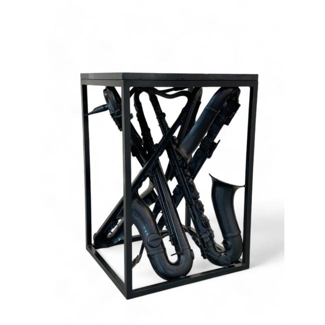 Piètement de table en bronze avec saxophones découpés, sculpture fonctionnelle unique d’Arman, vue générale de l’œuvre sur fond neutre.
