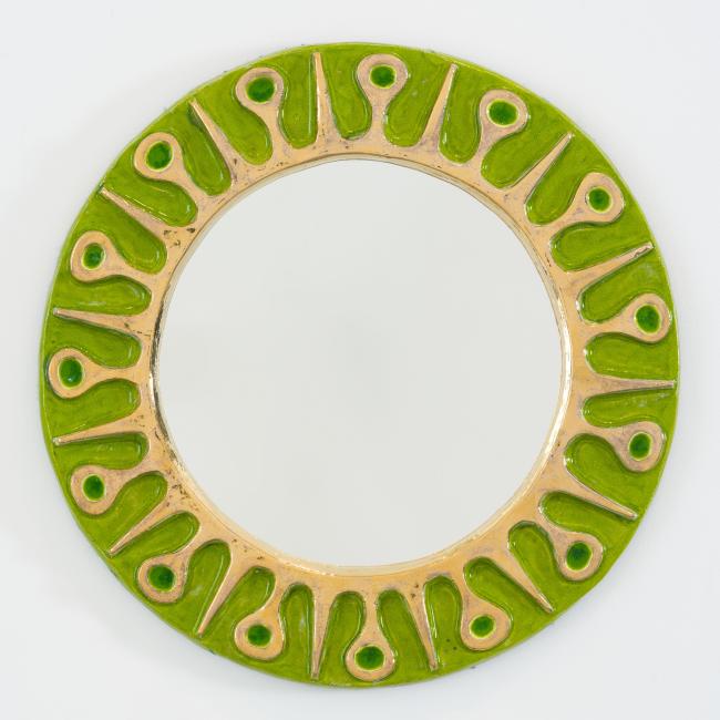 Grand miroir mural rond signé Mithé Espelt, modèle « Soleil », céramique émaillée vert vif et or au four.
