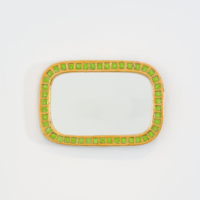 Miroir oblong de Mithé Espelt en terre estampée dorée au four et pâte de verre verte, modèle créé vers 1952, épreuve d’époque non éditée par l’atelier