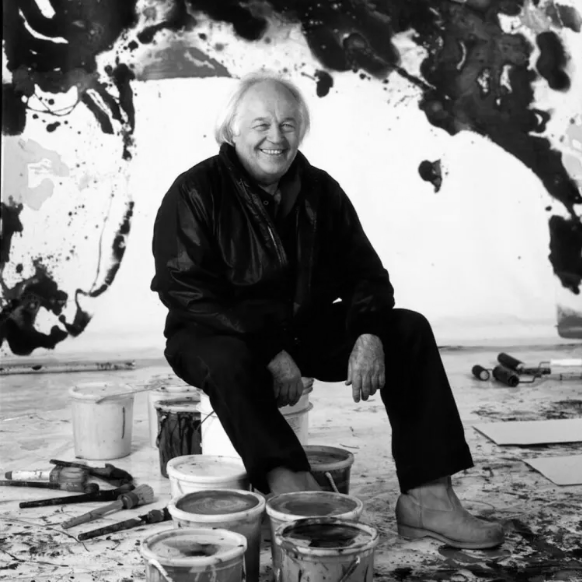 Portrait de l’artiste Sam Francis assis dans son atelier