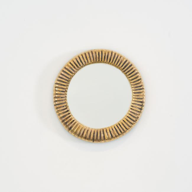 Miroir mural de Mithé Espelt, terre estampée et émaillée rehaussée d’or au four, modèle des années 1948–1950, de forme ronde.