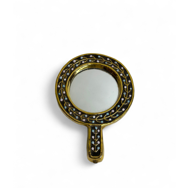 Rare miroir à main “Guirlande” par Mithé Espelt, circa 1950, en céramique émaillée noire décorée de guirlandes dorées et de motifs polychromes. Pièce emblématique de l’art décoratif français de l’après-guerre.